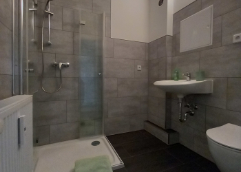 Bad - Frisch sanierte Wohnung wartet auf neuen Mieter