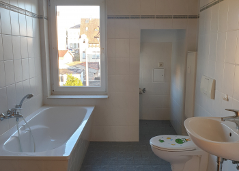 Badezimmer - Dachgeschoss Wohnung in Bahnhofsnähe!