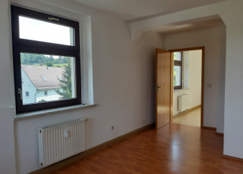 Wohnzimmer mit Blick zur Küche - 2-Raum Wohnung in Langenhessen!