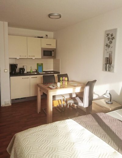 Esstisch für 4 Personen, Küchenzeile dahinter