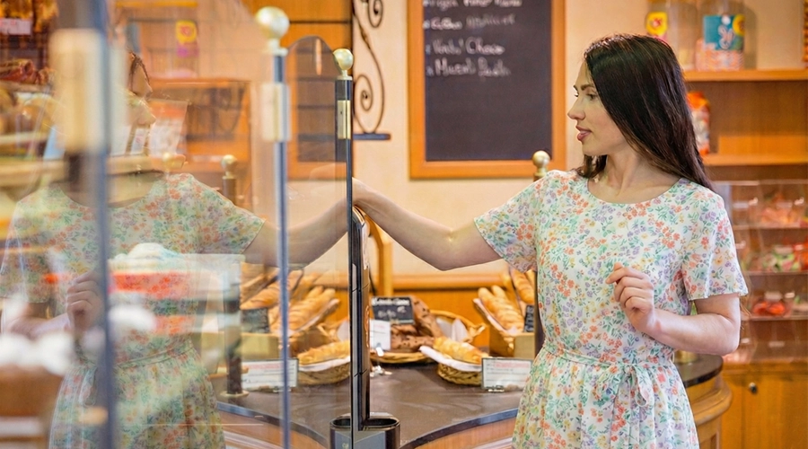 Frau beim Einkaufen in einer Bäckerei