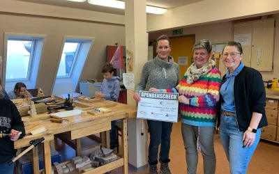 Spendenscheckübergabe für sinnvolle Freizeitgestaltung